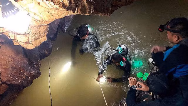 Thợ lặn Thái Lan đang tiếp tục chuyển đồ tiếp tế vào cho các thành viên đội bóng thiếu niên. Ảnh: Sky Thợ lặn Thái Lan đang tiếp tục chuyển đồ tiếp tế vào cho các thành viên đội bóng thiếu niên. Ảnh: Sky