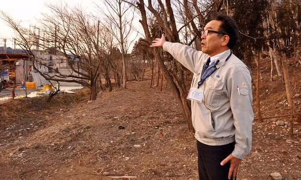 Ông Shuyo Shiga chia sẻ với phóng viên về dự án phục hồi vùng Okarawa. Ảnh: The Guardian