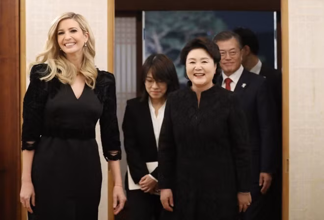 Seoul đã lên kế hoạch đón tiếp Ivanka với tất cả các tiện nghi xa hoa nhất, bao gồm cả khả năng chào đón ngay tại sân bay, mặc dù không có nghĩa vụ ngoại giao để làm như vậy. Đệ nhất phu nhân Hàn Quốc Kim Jung-sook cũng dự kiến sẽ đi cùng với Ivanka trong suốt thời gian cô lưu lại. Ảnh: Reuters