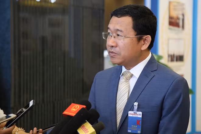 Ông Vũ Hải Hà, Phó Chủ nhiệm Ủy ban Đối ngoại Quốc hội trao đổi với phóng viên bên lề phiên họp.