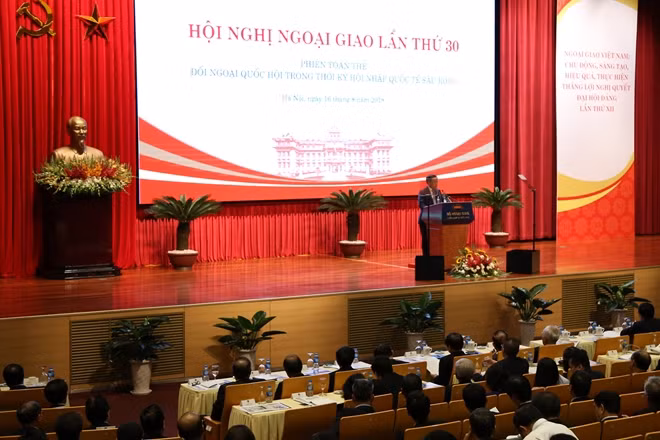 Phiên họp toàn thể về đối ngoại quốc hội trong thời kỳ hội nhập quốc tế sâu rộng đã thu hút đông đảo đại biểu, học giả và các chuyên gia ngoại giao về tham dự.