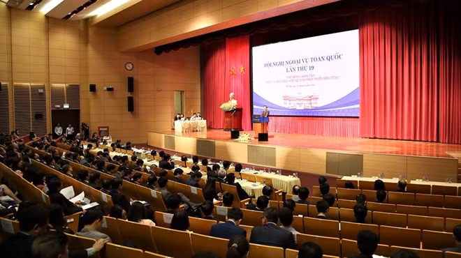 Các đại biểu tham dự hội nghị lắng nghe ý kiến chỉ đạo của đồng chí Phó Thủ tướng, Bộ trưởng Bộ Ngoại giao.