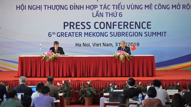Thủ tướng Nguyễn Xuân Phúc và Chủ tịch Ngân hàng Phát triển châu Á Takehiko Nakao đồng chủ trì buổi họp báo kết quả Hội nghị.