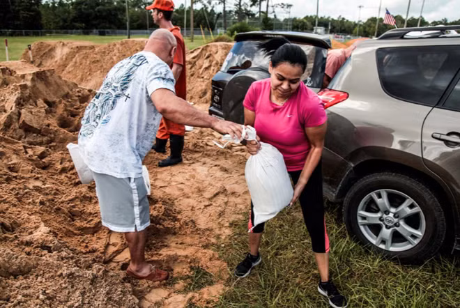 Người dân chuẩn bị các phương án chống ngập lụt sau bão. Ảnh: Reuters