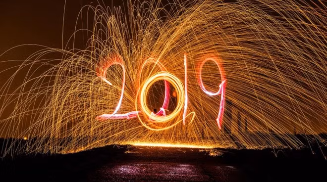 Một người đàn ông đã dùng đuốc vẽ hình ''2019'' lên bầu trời đêm tại Berlin, Đức. Ảnh: Getty