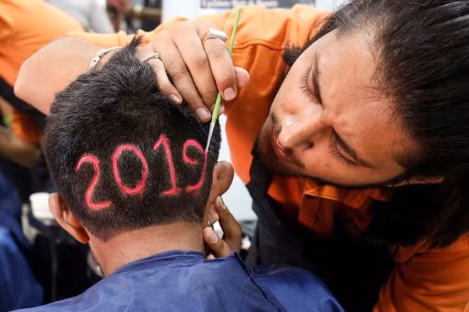 Một người đàn ông đã lựa chọn cách tỉa tóc và nhuộm con số ''2019'' như một cách chào đón năm mới tại một tiệm cắt tóc ở Ahmedabad, Ấn Độ chiều cận cuối năm. Ảnh: Reuters
