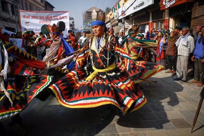 Những người đàn ông thuộc cộng đồng Gurung, Nepal trong trang phục truyền thống của họ đang tham gia biểu diễn tại một lễ diễu hành đặc trưng nhằm chào đón năm mới được gọi là Tamu Losar tại thủ đô Kathmandu. Ảnh: Getty