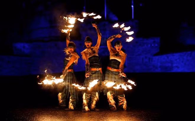 Các thành viên của nhóm PyroCeltica đang tạo dáng trước lâu đài Edinburgh ngay trước thềm lễ rước đuốc truyền thống Hogmanay của người dân Edinburgh, Scotland ngày 30-12. Lễ hội chào đón năm mới đặc biệt này dự kiến sẽ thu hút một lượng lớn du khách từ khắp nơi trên thế giới trong 3 ngày tới. Ảnh: Reuters