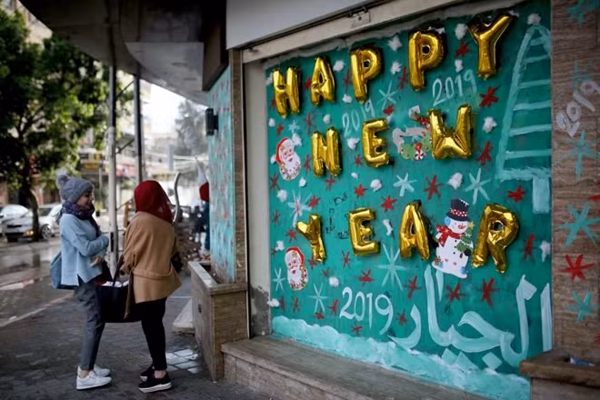Một bức tường được trang trí đầy đáng yêu để chào đón năm mới tại Palestine. Ảnh: Getty