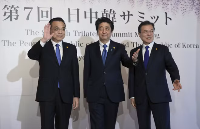 Thủ tướng Nhật Bản Shinzo Abe, Thủ tướng Trung Quốc Lý Khắc Cường và Tổng thống Hàn Quốc Moon Jae-in. Ảnh: AP