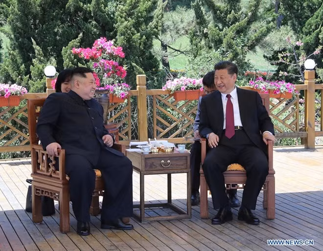 Nhà lãnh đạo Triều Tiên Kim Jong-un vừa có chuyến thăm Trung Quốc kéo dài 2 ngày và hội kiến với Chủ tịch Trung Quốc Tập Cận Bình tại thành phố cảng Đại Liên. Ảnh: News CN