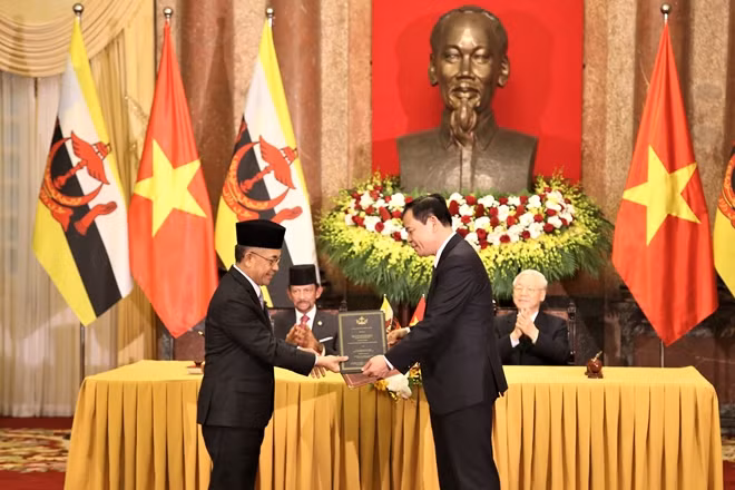 Hai nhà Lãnh đạo đã chứng kiến lễ ký Bản ghi nhớ giữa hai Chính phủ.