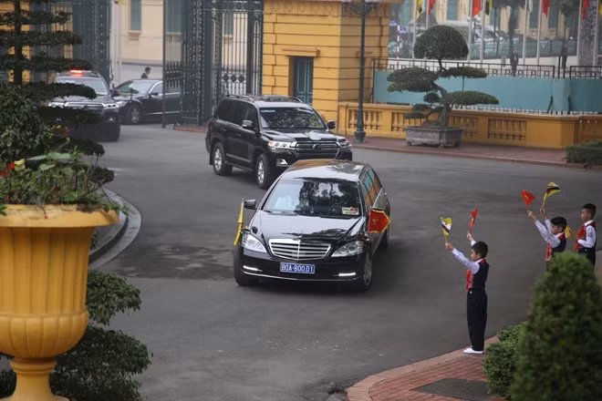 Đoàn xe của Quốc vương Brunei Darussalam Sultan Haji Hassanal Bolkia tiến vào Phủ Chủ tịch.