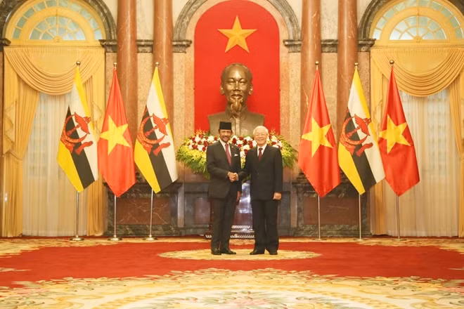 Tổng Bí thư, Chủ tịch nước Nguyễn Phú Trọng và Quốc vương Brunei Darussalam Haji Hassanal Bolkiah chụp ảnh chung.