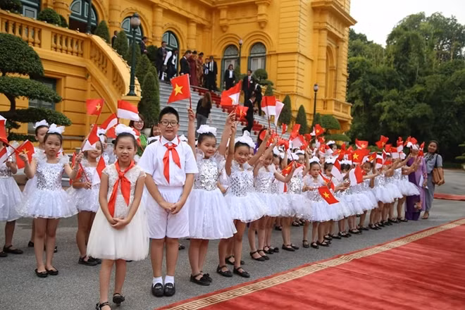 Các em thiếu niên nhi đồng chào đón Tổng thống Indonesia.