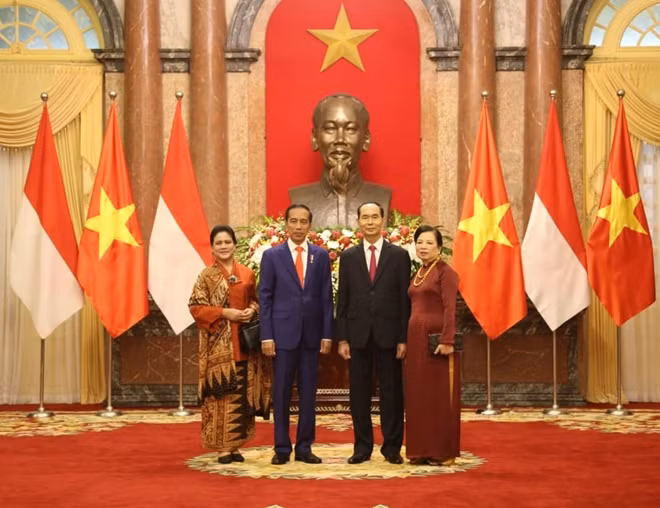 Chủ tịch nước Trần Đại Quang và phu nhân chụp ảnh cùng Tổng thống Indonesia Joko Widodo và phu nhân.