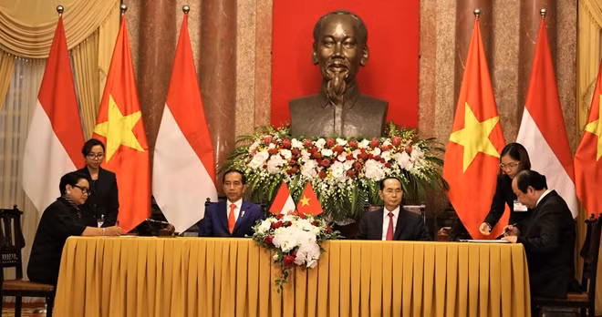 Chủ tịch nước Trần Đại Quang và Tổng thống Joko Widodo chứng kiến lễ ký kết các văn kiện.