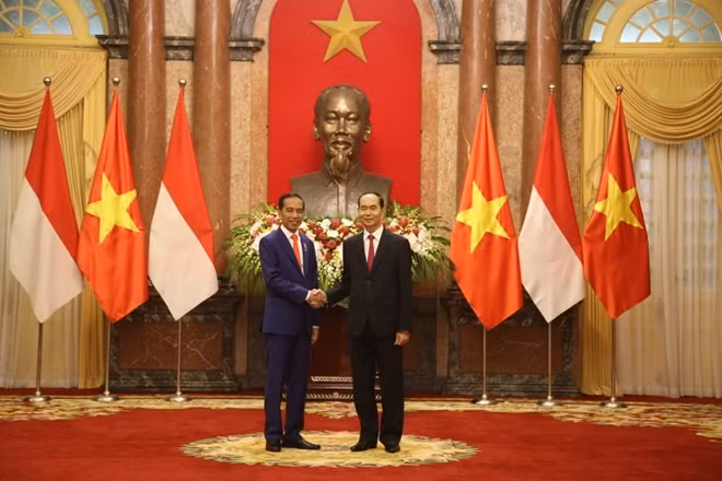 Chủ tịch nước Trần Đại Quang bắt tay Tổng thống Indonesia Joko Widodo.