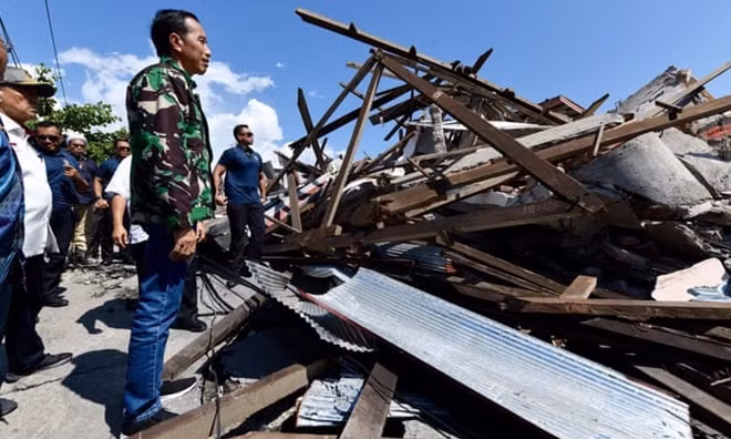 Tổng thống Indonesia Joko Widodo chiều ngày 30-9 đã tới Palu để trực tiếp chỉ đạo công tác cứu hộ và động viên những người dân tại đây. Palu là thủ phủ tỉnh Sulawesi, Donggala là tỉnh bị chia cắt hoàn toàn vì động đất. Tại đây, Tổng thống Indonesia kêu gọi mọi người "nỗ lực ngày đêm" để cứu tất cả những ai còn có thể. Ảnh: AP