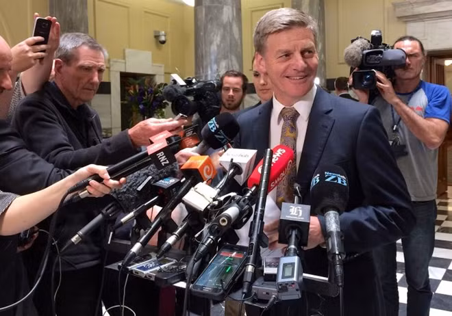 Ông Bill English trao đổi với báo chí tại Wellington, New Zealand ngày 6-12. Ảnh: Reuters