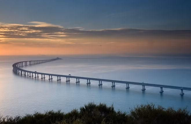 CNN cho biết thêm, dự án này nằm trong kế hoạch phát triển khu vực Greater Bay Area rộng 56.500 km2 tại 11 thành phố, trong đó có Hong Kong và Macau với 68 triệu người dân sinh sống. Đây là dự án hạ tầng lớn thứ hai gắn Hong Kong với Đại lục, sau khi một tuyến đường sắt cao tốc được khai trương hồi tháng trước. Ảnh: The Guardian