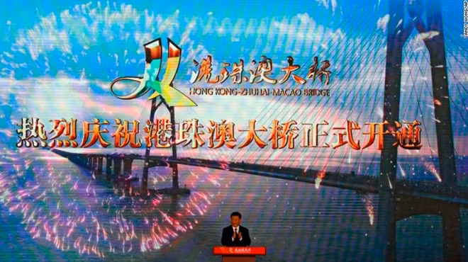 Chủ tịch Trung Quốc Tập Cận Bình dự và tuyên bố khánh thành cây cầu vượt biển dài nhất thế giới. Ảnh: CNN