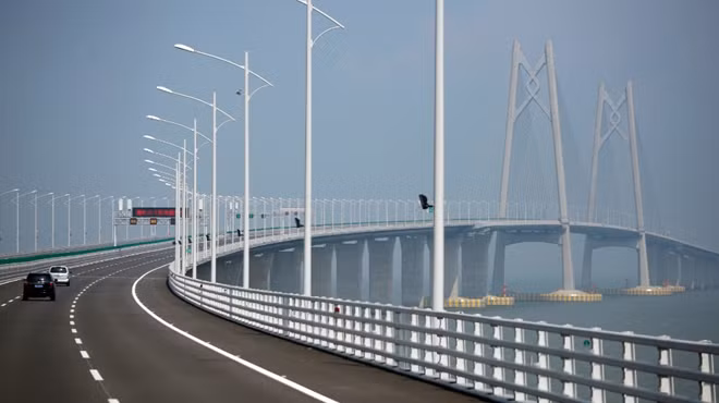 Sau lễ khánh thành, cây cầu sẽ mở cửa cho phương tiện lưu thông vào ngày 24-10 tới. Đây một phần trong chiến lược của Bắc Kinh nhằm tạo ra một khu vực trung tâm kinh tế rộng lớn, giúp thể thúc đẩy kinh tế và giảm thời gian đi lại giữa hai bên. Ảnh: Reuters