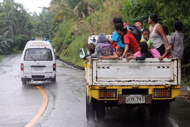 Người dân Philippines sơ tán trước khi bão Kammuri đổ bộ. Ảnh: EPA