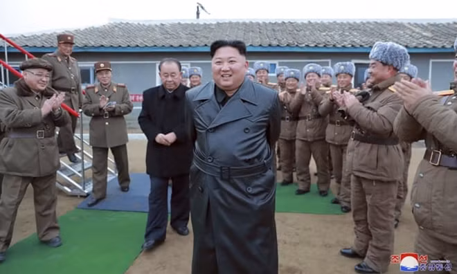 Ông Kim Jong-un xuất hiện trong diện mạo mới. Ảnh: KCNA