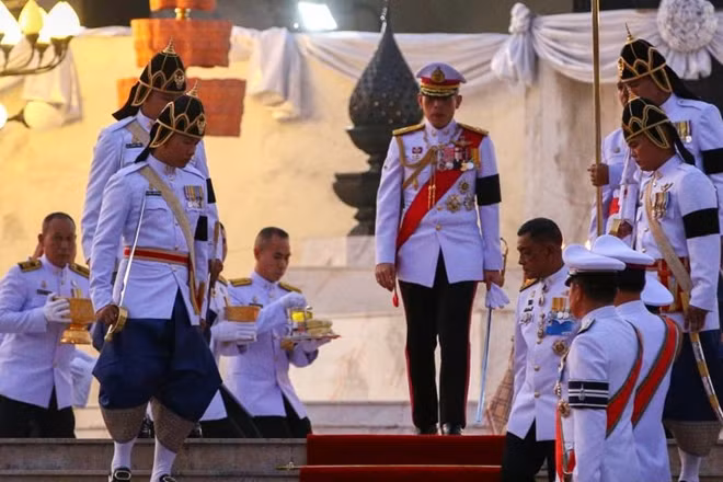 Vị vua mới của Thái Lan Maha Vajiralongkorn trong lễ viếng cố vua Rama VII ngày 10-12. Ảnh: Reuters