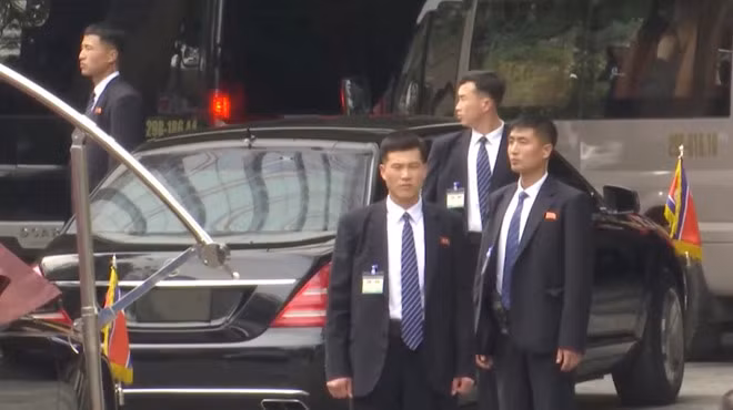 Tất cả những vệ sĩ tham gia tháp tùng và bảo vệ ông Kim phải đạt được những thành tích nhất định hoặc có năng khiếu và trình độ cao trong các kỹ năng như thiện xạ.