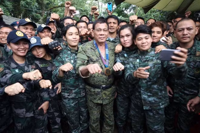 Tổng thống Philippines Rodrigo Duterte trong một lần đến thăm các binh sĩ quân đội tại Marawi. Ảnh: PCOO Asec Margaux Uson / MANILA BULLETIN