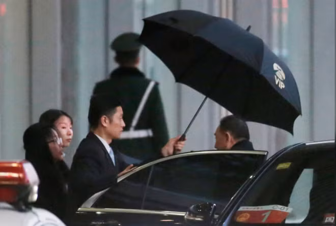Ông Kim Yong-chol được tháp tùng đến sây bay. Ảnh: Reuters