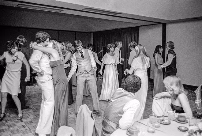 Hình ảnh ghi lại một buổi tiệc khiêu vũ tại trường Đại học bang Arizona năm 1979. Khi nhắc đến Arizona, người ta thường nghĩ đến hiện vùng đất kỳ diệu với những hẻm núi đỏ kỳ vĩ hay những cây xương rồng khổng lồ trên sa mạc. David Hurn, dưới một góc nhìn các, đã cố tình phản ánh đời sống của những người dân nơi đây.