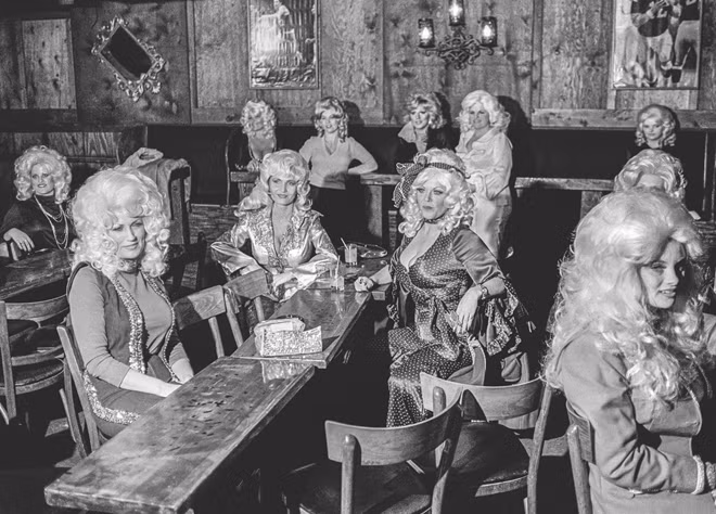 Những năm 70, hình ảnh ca sĩ Dolly Parton trở nên nổi tiếng vượt bậc phủ sóng khắp nước Mỹ. Và tại Phoenix, Arizona, người ta còn tổ chức hẳn một cuộc thi tìm kiếm người hóa trang giống Dolly Parton nhất.