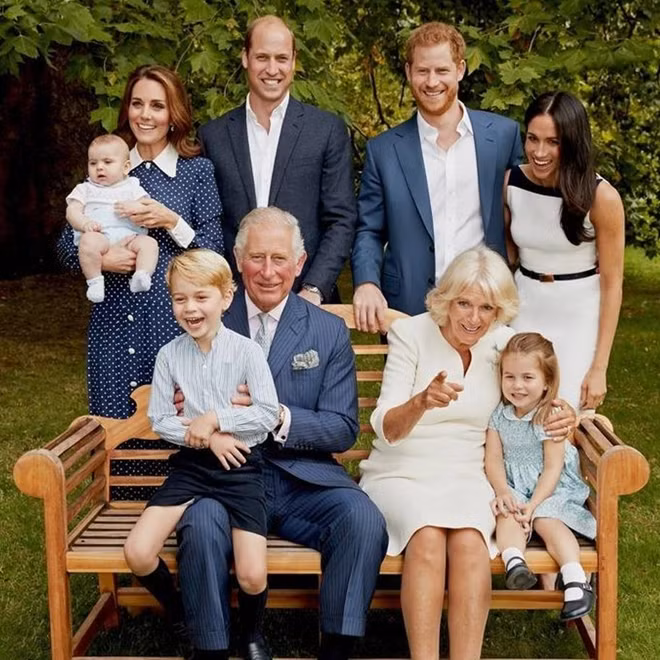Bức ảnh gia đình thứ hai được hoàng gia Anh công bố nhân dịp sinh nhật Thái tử Charles. Ảnh: Chris Jackson/Clarence House