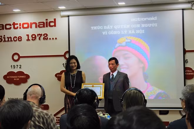 Bà Hoàng Phương Thảo thay mặt ActionAid nhận bằng khen của các địa phương được hỗ trợ.