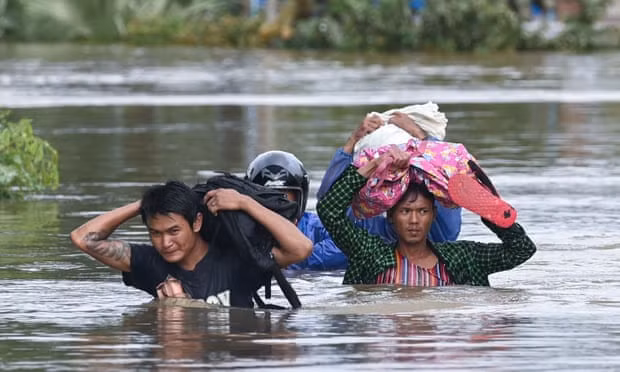 Myanmar đang hứng chịu những đợt mưa bão liên tục gây thiệt hại lớn cả về người và của. Lũ lụt đã nhấn chìm hơn 4.000 ngôi nhà tại bang Mon và buộc 25.000 người dân phải di tản khẩn cấp, theo Global New Light. Ảnh: Getty Myanmar đang hứng chịu những đợt mưa bão liên tục gây thiệt hại lớn cả về người và của. Lũ lụt đã nhấn chìm hơn 4.000 ngôi nhà tại bang Mon và buộc 25.000 người dân phải di tản khẩn cấp, theo Global New Light. Ảnh: Getty