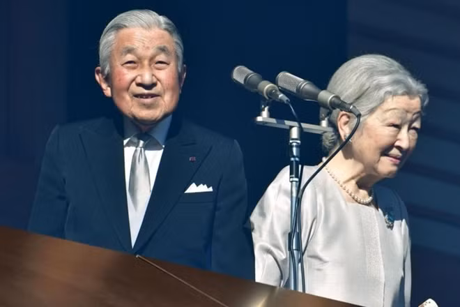 Nhật hoàng Akihito và Hoàng hậu Michiko vẫy tay chào người dân. Ảnh: Getty