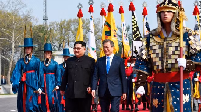 Nhà lãnh đạo Triều Tiên Kim Jong-un và Tổng thống Hàn Quốc Moon Jae-in cùng rảo bước tại cuộc gặp thượng đỉnh liên Triều diễn ra hôm 27-4. Ảnh: CNN