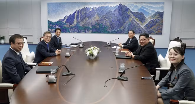 Bà Kim Yo-jong xuất hiện cùng anh trai của mình, nhà lãnh đạo Kim Jong-un, trong vòng đàm phán đầu tiên với Tổng thống Hàn Quốc Moon Jae-in hôm 27-4. Ảnh: Korean Summit Website