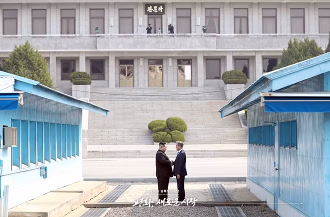 Hai nhà lãnh đạo Triều Tiên và Hàn Quốc thực hiện cái bắt tay lịch sử tại ranh giới quân sự giữa hai nước. Ảnh: Korean Summit Website