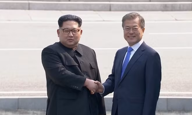 Sau 11 năm kể từ hội nghị thượng đỉnh lần thứ 2, ngày 27-4-2018, hội nghị thượng đỉnh liên Triều lần thứ 3 đã chính thức được bắt đầu với cái bắt tay lịch sử giữa Tổng thống Hàn Quốc Moon Jae-in và nhà lãnh đạo Triều Tiên Kim Jong-un. . Ảnh: Reuters