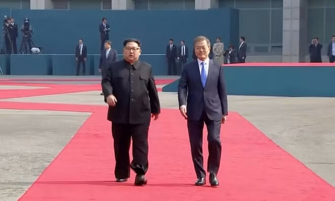 "Đã mất tới 11 năm để thời khắc lịch sử này xảy ra. Tôi tự hỏi vì sao lại phải mất nhiều thời gian như vậy", nhà lãnh đạo Triều Tiên chia sẻ trước cuộc hội đàm kín. Còn với Tổng thống Hàn Quốc, ông hi vọng rằng "thế giới đang chú ý đến một mùa xuân đang lan tỏa trên khắp bán đảo Triều Tiên".