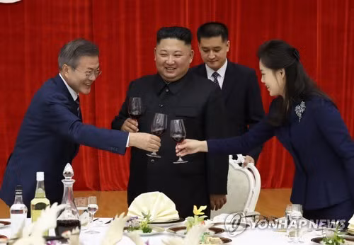 Hai nhà lãnh đạo cùng phu nhân dự tiệc tối. Ảnh: Yonhap