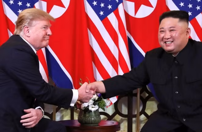 Tổng thống Mỹ Donald Trump hi vọng có thể bắt tay và gửi lời chào đến Chủ tịch Triều Tiên Kim Jong-un tại DMZ. Ảnh: Reuters