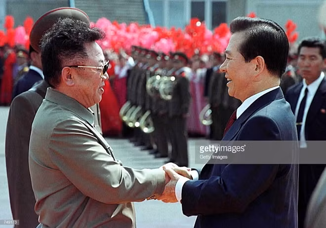 Tổng thống Hàn Quốc Kim Dae-jung và nhà lãnh đạo Triều Tiên Kim Jong-il trong lễ đón tại sân bay Bình Nhưỡng. Ảnh: Getty