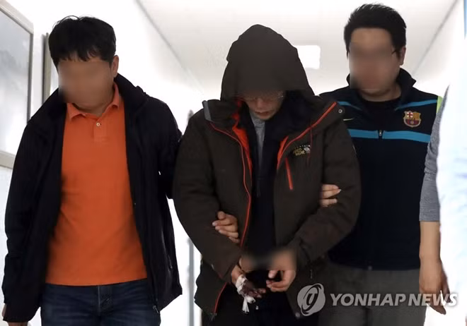 Cảnh sát bắt giữ kẻ gây án. Ảnh: Yonhap