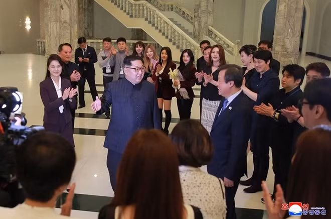 Ông cũng gửi lời cảm ơn các thành viên trong đoàn nghệ thuật vì đã trao tặng món quà lớn cho người dân Bình Nhưỡng. Ảnh: KCNA via Reuters