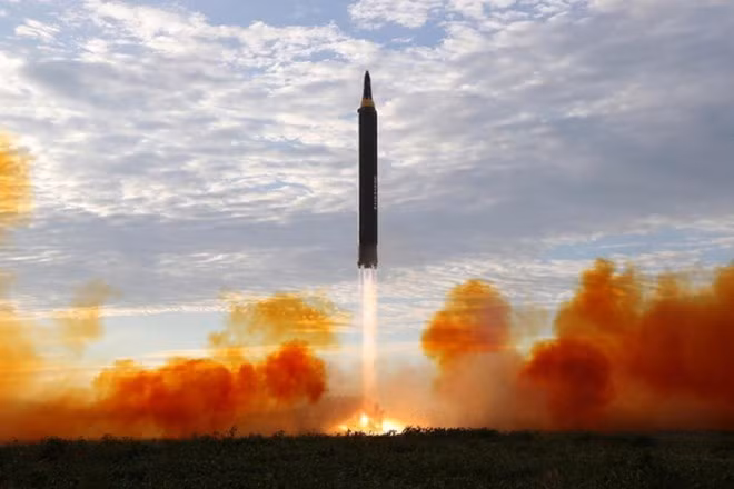 Hình ảnh một vụ thử nghiệm phóng tên lửa Hwasong-12 của Triều Tiên. Ảnh: Reuters